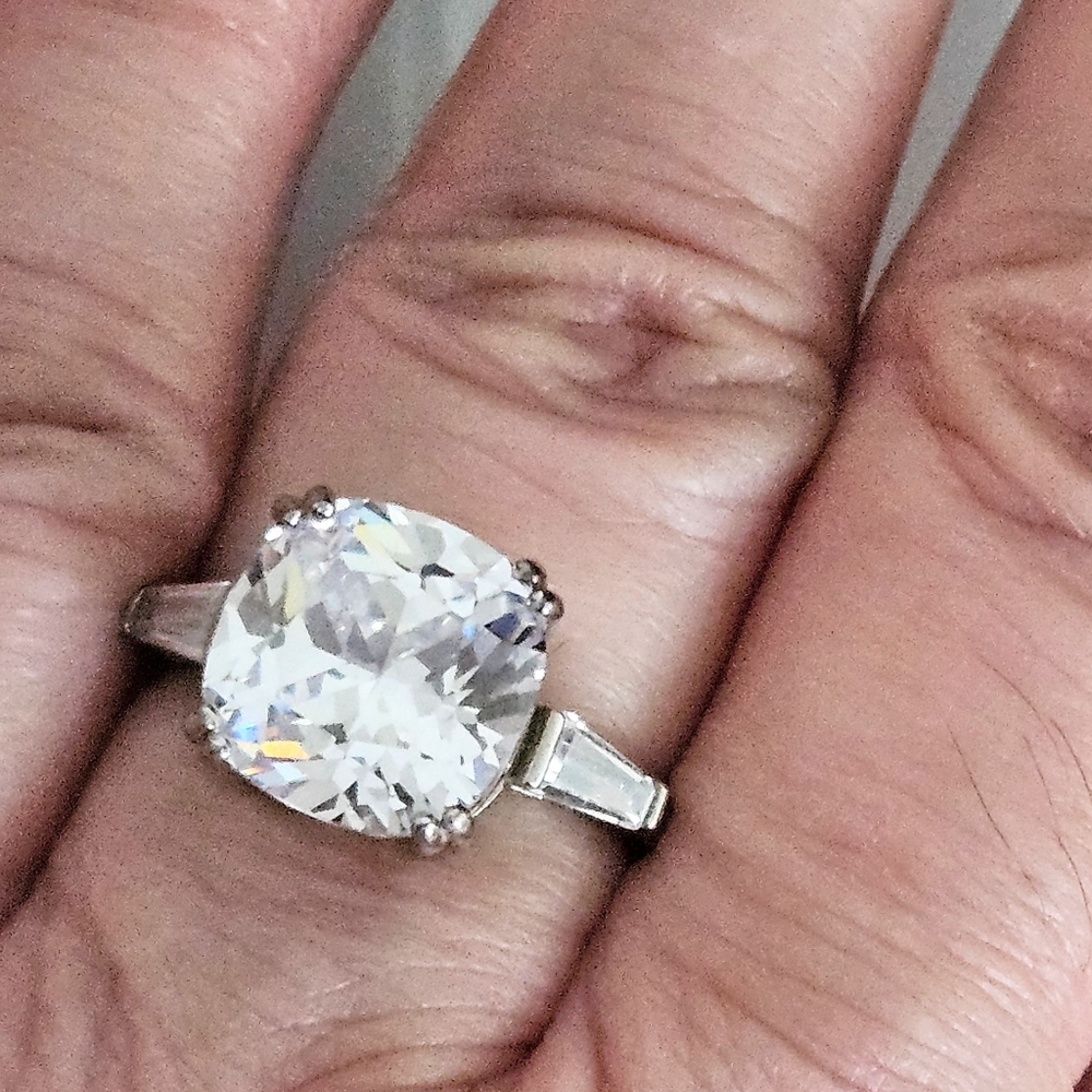 BELLA LUCE DIAMOND SIMULANT SOLITAIRE RING SIZE 8 - Picture 2 of 6
